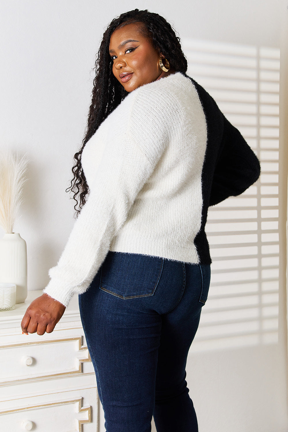 Contrast Button V-Neck Cardigan in Black